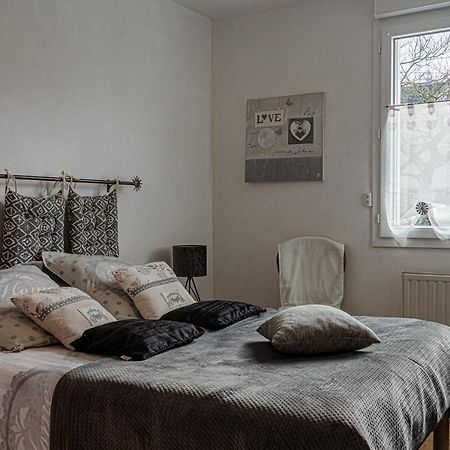 Chambres D Hotes Les Papillons Évron Buitenkant foto